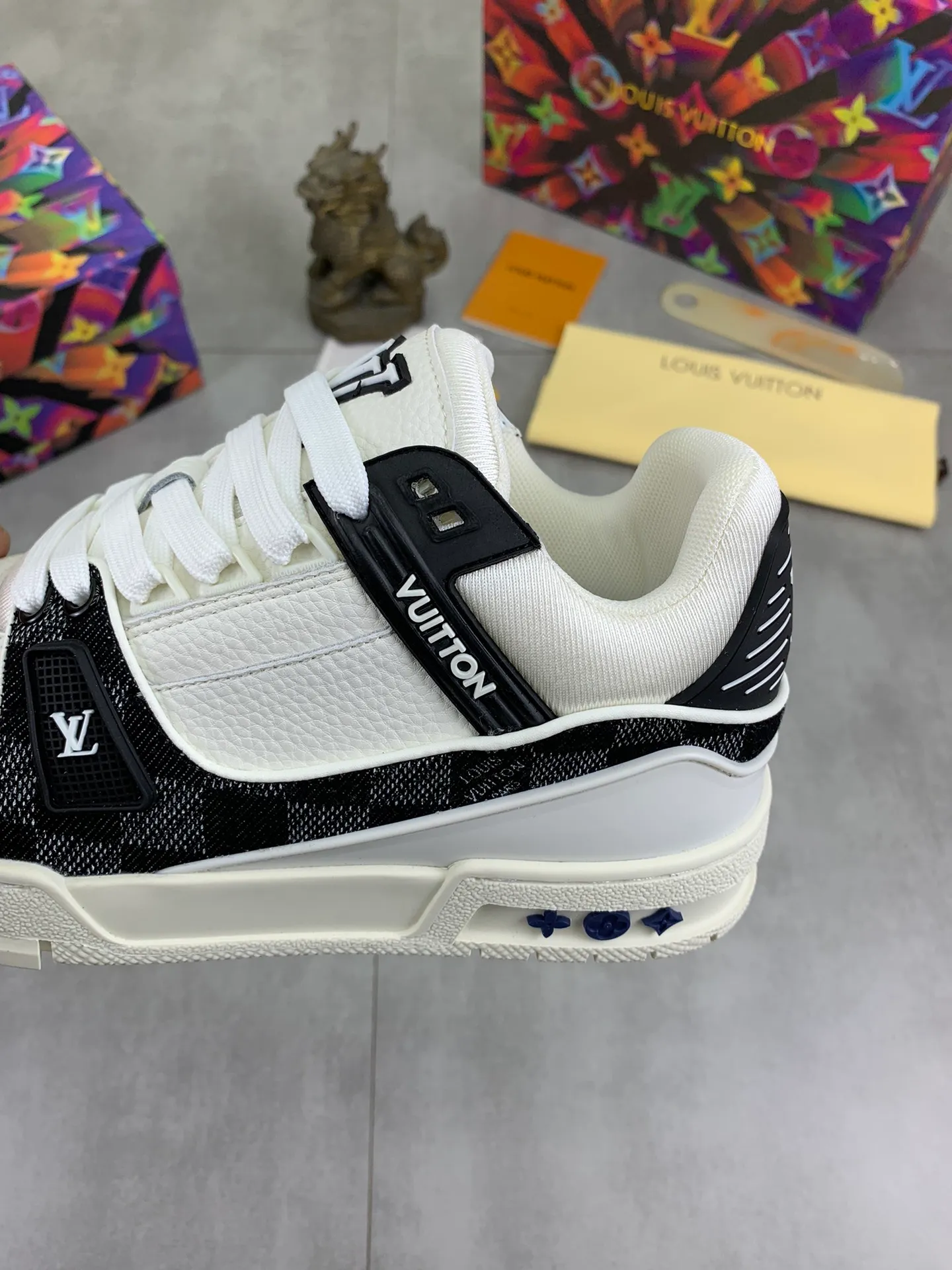 Men's shoes 💰P580 New style 💰💎💎Latest color High version 2025Louis*Vuitto* LV Traine Catwalk TRAINER outsole and fabric private model A shoe that definitely costs a lot of money and effort. This series was designed after the arrival of Vifgil. It is favored by many fans every season. Original TPU outsole Original packaging Men's size: 38-45 (46 can be customized) Color: White available (available from stock, super fast delivery)